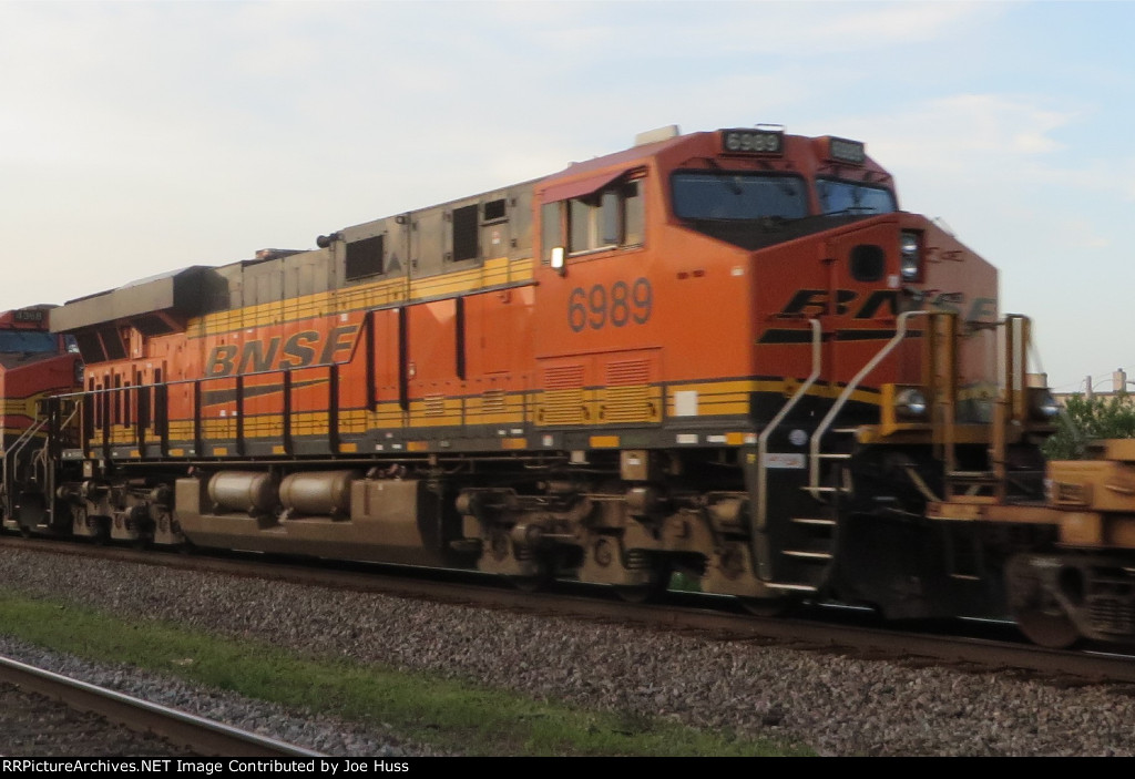 BNSF 6989